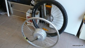 Das erste Hinterrad mit Motor: Mit etwa 8kg noch sehr schwer...